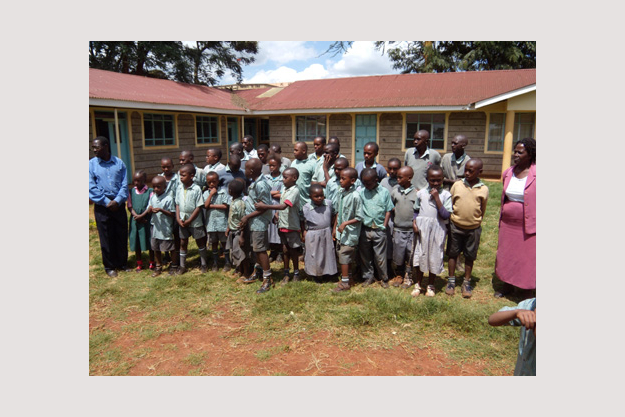 Kinder vor dem neuen Schulgebäude in Thika